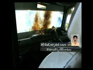 Bomb attack on YSRCP ativists in Guntur - Sakshi