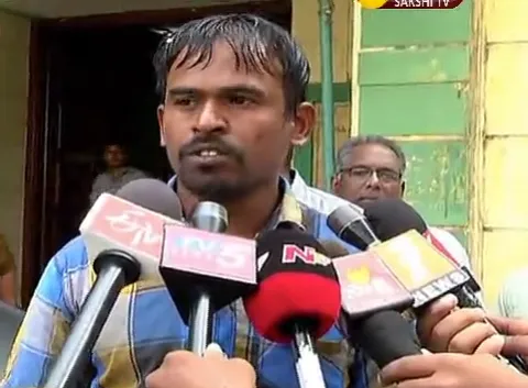 Farmer attempts suicide in Collectorate Office - Sakshi