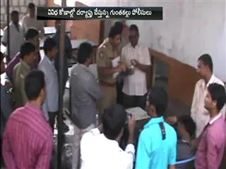 Man dies while drinking liquor - Sakshi