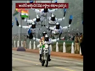 Indian Soldiers performing bike stunts at Rajpath - Sakshi