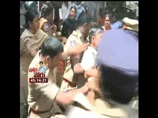 Asha workers arrest in rtc cross roads - Sakshi
