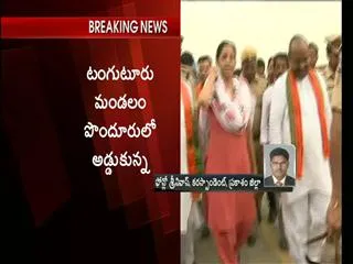 Tobacco farmers obstruct Union Minister's convoy - Sakshi