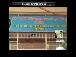 robbery attempt at infront of DSP's office in Tadipatri - Sakshi