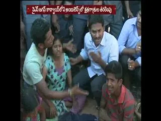 ys jagan mohan reddy help accident victims - Sakshi