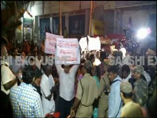 leftist leaders protests in front of andra hospital in vijayawada - Sakshi