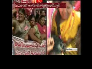 Police Arrest Protesting Anganwadi Workers inVijayawada - Sakshi