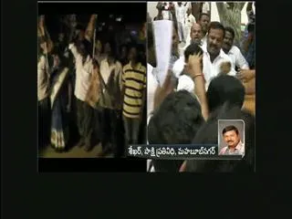 congress leaders dharna at rtc depo in mahabubnagar district - Sakshi