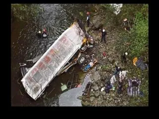 20 dead 25 injured in bus fall down in river at mexico - Sakshi