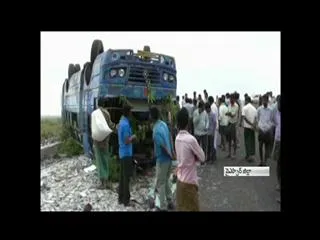 25 injured as Bus overturns - Sakshi