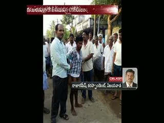Chain snatcher caught by Villagers - Sakshi