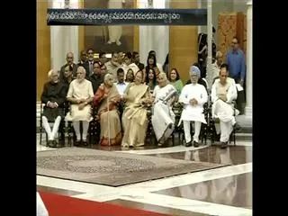 Modi,Mukherjee felicitate freedom fighters on Quit India movement anniversary - Sakshi