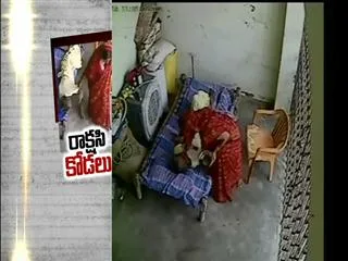 Daughter in law beats Aunty in uttarapradesh - Sakshi