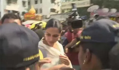 Deepika Padukone visits Siddhivinayak temple - Sakshi