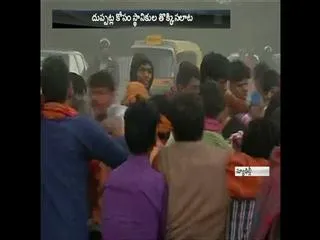 people quarrel for bed sheets in delhi - Sakshi