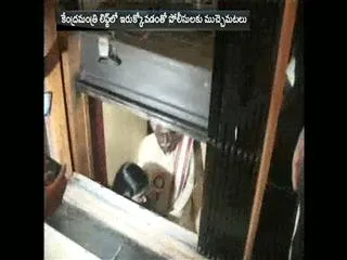 Union minister Dattatreya struks inside lift - Sakshi