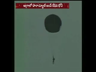 Dhoni completes first para jump for Territorial Army - Sakshi