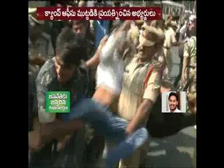 dsc candidates agitation in front of cm camp office - Sakshi