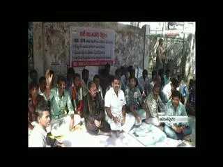 DSC candidates marched in front of the DEO office Anantapur - Sakshi