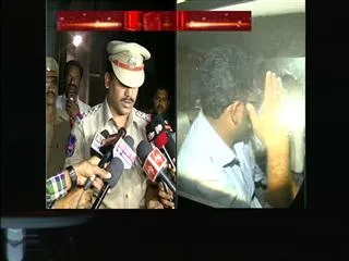 chitfund groups aska justice madhannapeta PS in money conflicts - Sakshi