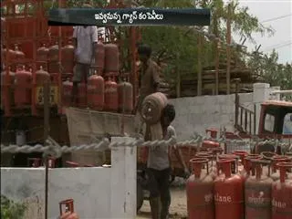 Cylinder exploded Rs 40 lakh insurance - Sakshi