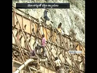 Tirumala Ghat Roads Repair Works Disrupted with Heavy Rains - Sakshi