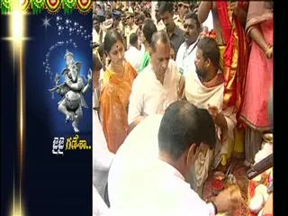 Governer special visits to lord ganesha at khairathabad - Sakshi