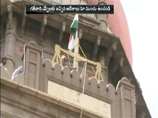 High Court Suggests Ban on Cockfights - Sakshi