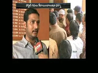 Tirupati SV University students dharna over hostel problems - Sakshi
