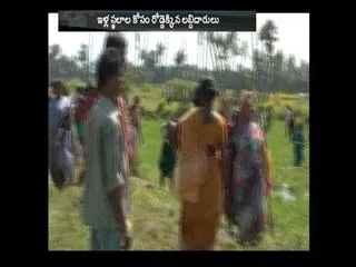 Farmers protest for house land - Sakshi