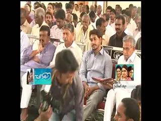 ys jagan mohan reddy family offer prayers at church in pulivendula - Sakshi