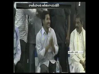 YS Jagan Come on Stage in 'Yuva Bheri' Visakhapatnam - Sakshi