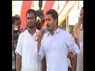chandra babu is playing with lives of farmers and weavers, says ys jagan mohan reddy - Sakshi