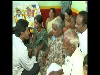 Ananthapur : YS Jagan consoles Uday Kumar family - Sakshi