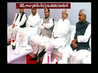 Mulayam singh yadav Pulls Out of Bihar Alliance, Will Fight State Election Alone - Sakshi