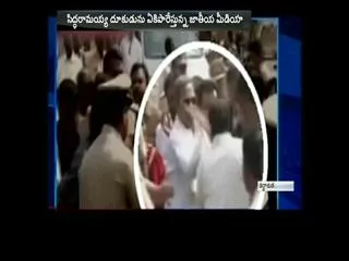 Karnataka CM Siddaramaiah slaps bureaucrat - Sakshi
