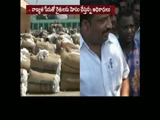 Protesting cotton farmers in Karimnagar - Sakshi