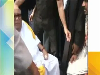 DMK chief M Karunanidhi arrives in Chennai court for defamation case - Sakshi