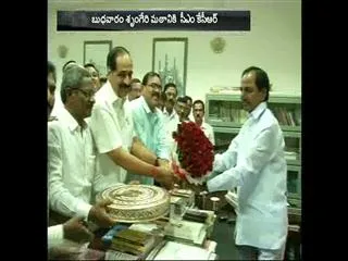 kcr invites ravishankar for yagam through video call - Sakshi