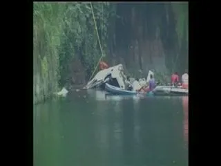 Car falls into quarry, 4 of a family dead - Sakshi