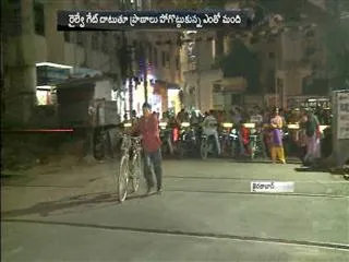 Railway gate problem in khairatabad - Sakshi