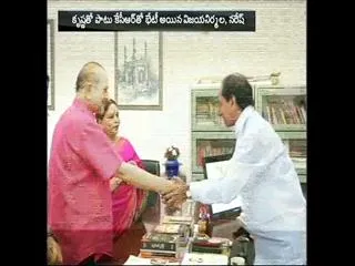 krishna, vijaya nirmala meets kcr in cm camp office - Sakshi