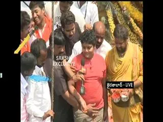 KTR Son visits Khairatabad Ganesh - Sakshi