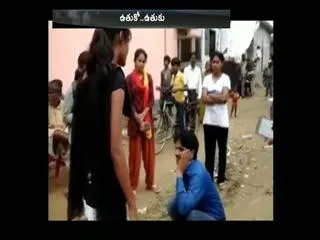 Girl beating boy on road - Sakshi