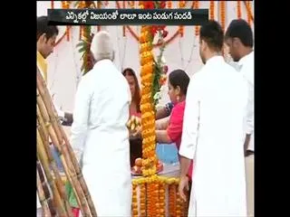 Lalu Prasad celebrate Chhath festival at their residences - Sakshi