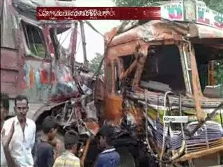 Three killed in lorry collided - Sakshi