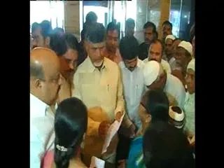 Dr Ram Murti family meets CM - Sakshi