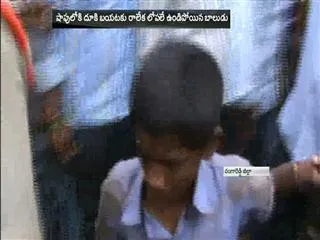 child thief stucked in shop arrested - Sakshi