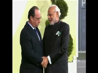 PM Modi Meets Nawaz Sharif On The Sidelines of Paris Climate Summit - Sakshi