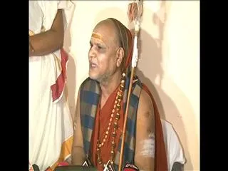 swaroopanand saraswati sensational comments over beef issue - Sakshi