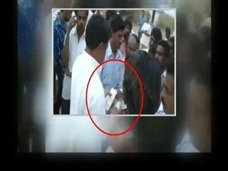 TDP-bjp leaders cash distribution in warangal bypoll - Sakshi